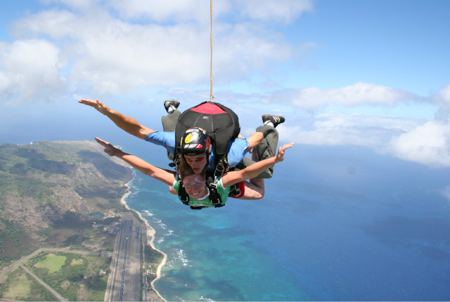 威夷欧胡岛一万五千英寸高空极限跳伞体验